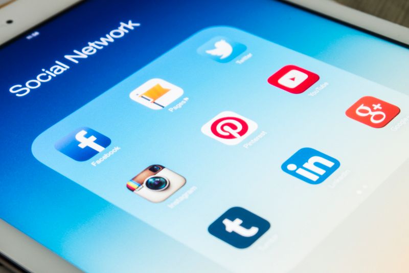 lXVFKTswo7pu2x5cmTfwi - Prodify Digital Tablet screen with a blue 'Social Network' folder containing Facebook, Twitter, Instagram, LinkedIn, Pinterest, and YouTube icons.